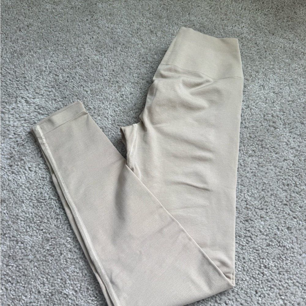 Alphalete Athletic Shorts in Light Beige